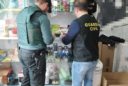 Els agents de la Guardia Cívil fent un registre a un establiment "grow shop"