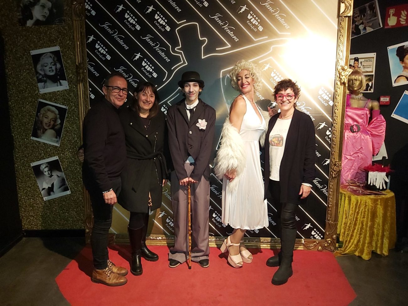 La regidora de Promoció de la Ciutat, Lluïsa Lastra, amb els personatges de la Festa del Cinema i els responsables de la Discoteca Vip's Calafell