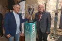 L'alcalde de Calafell, Ramon Ferré, i el president de la Federació Espanyola de Patinatge, Carmelo Paniagua, al costat del trofeu de la Copa del Rei