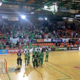 Els aficionats del Calafell aplaudint l'entrega dels jugadors calafellencs