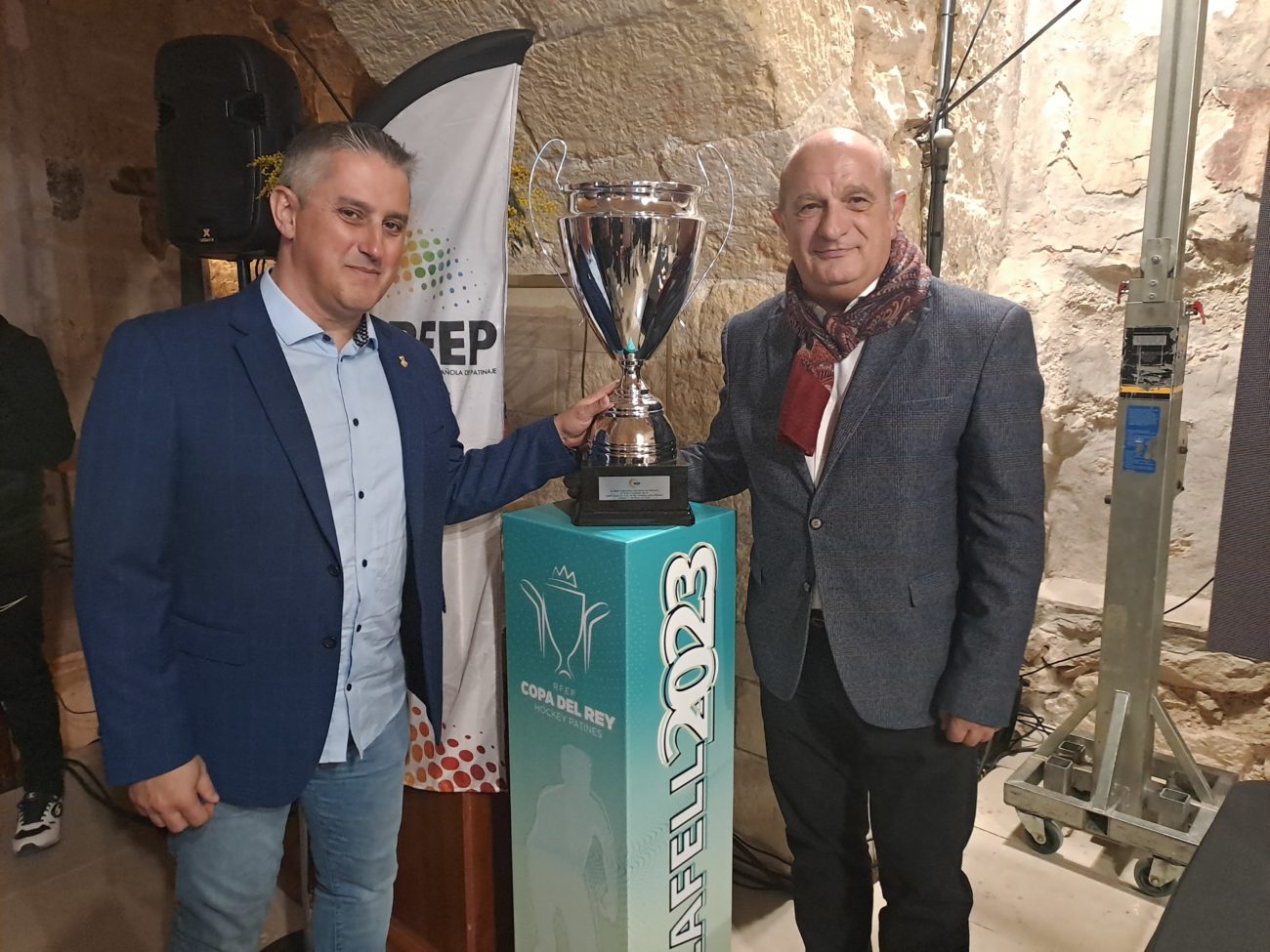 L'alcalde de Calafell, Ramon Ferré, i el president de la Federació Espanyola de Patinatge, Carmelo Paniagua, al costat del trofeu de la Copa del Rei